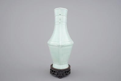 A monochrome Chinese porcelain vase with bat-shaped handles on stand, 19/20th C.