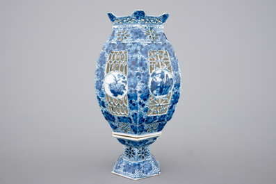 A Chinese blue and white open-worked or pierced porcelain lantern, 19/20th C.