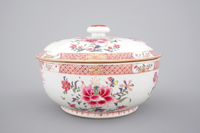 A round Chinese famille rose export porcelain tureen and cover, Qianlong, 18th C.