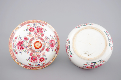 A round Chinese famille rose export porcelain tureen and cover, Qianlong, 18th C.