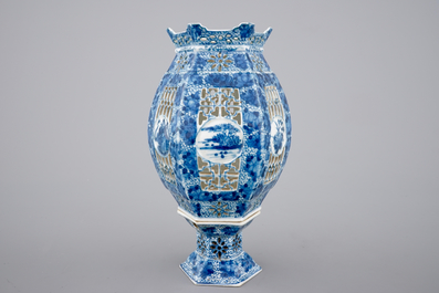 A Chinese blue and white open-worked or pierced porcelain lantern, 19/20th C.