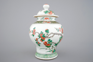 Un vase en porcelaine de Chine wucai, 19/20&egrave;me