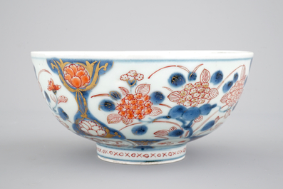 A medium size Japanese imari porcelain bowl, 18/19th C.