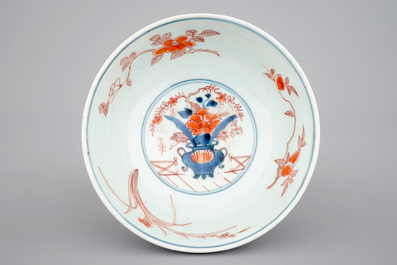 A medium size Japanese imari porcelain bowl, 18/19th C.