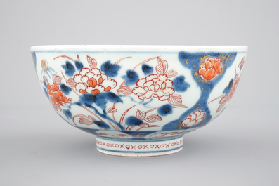 A medium size Japanese imari porcelain bowl, 18/19th C.