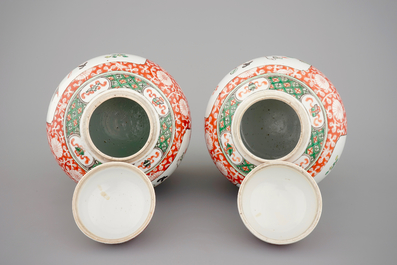 A pair of Chinese famille verte porcelain ginger jars with cover, 19/20th C.