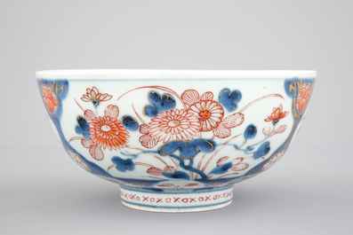 A medium size Japanese imari porcelain bowl, 18/19th C.