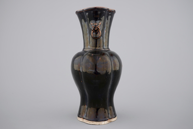 A Chinese monochrome black porcelain vase, 17/18th C