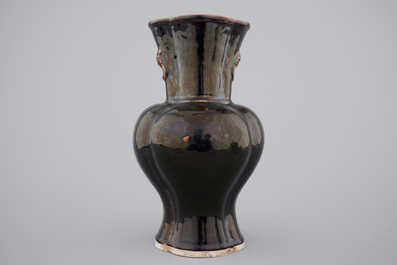 A Chinese monochrome black porcelain vase, 17/18th C