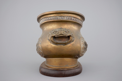 A Chinese bronze jardiniere on wooden stand, 19/20th C.