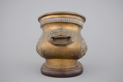 A Chinese bronze jardiniere on wooden stand, 19/20th C.