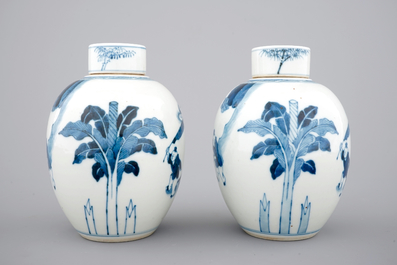 A pair of blue and white Chinese porcelain jars with covers, 19/20th C.