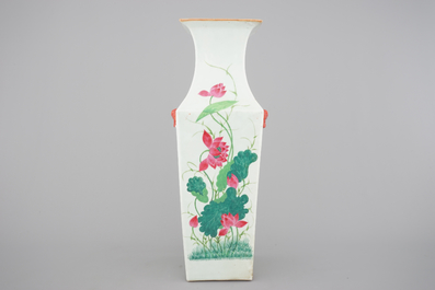 A Chinese porcelain square vase with foo dogs, 19th C.