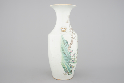 A tall Chinese famille rose porcelain vase with a beauty, 19th C.