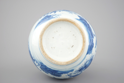 A blue and white Chinese porcelain bottle vase, Transitional, 17th C.