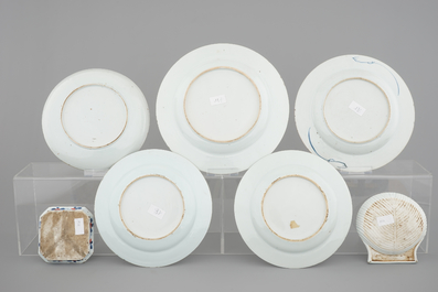 A group of 5 large 18th C. Chinese Imari porcelain plates and 2 trays, one shell-shaped, Qianlong, 18th C.