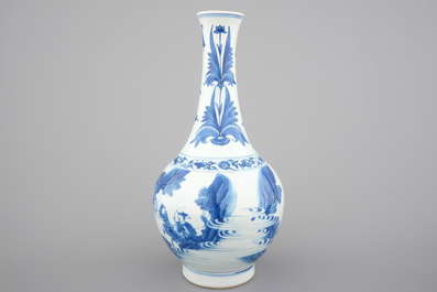 A blue and white Chinese porcelain bottle vase, Transitional, 17th C.