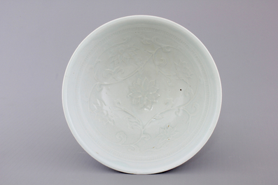 A finely applied Chinese pale celadon porcelain bowl, 19/20th C.