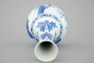 A blue and white Chinese porcelain bottle vase, Transitional, 17th C.