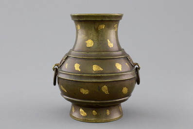 A Chinese gold-splashed bronze hu-shaped vase, 18/19th C.