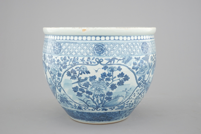 A blue and white Chinese porcelain fish bowl, 19th C.
