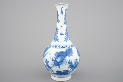 A blue and white Chinese porcelain bottle vase, Transitional, 17th C.