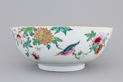 A large Chinese famille rose export porcelain bowl, Qianlong, 18th C.