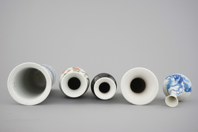 A set of 5 various Chinese porcelain vases, incl. a black monochrome and two blue and white, 19/20th C.