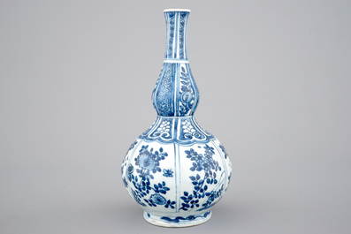 A blue and white double gourd vase, Ming dynasty, Wan-Li (1573-1619)