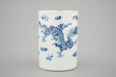 A brush pot with dragons in blue and white Chinese porcelain, 19th C.