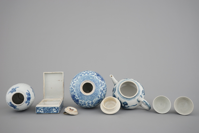 8x Chinese blue and white porcelain: a Kangxi footed teapot, a pair of Hatcher Cargo egg cups, 17/19th C.
