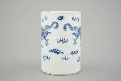 A brush pot with dragons in blue and white Chinese porcelain, 19th C.