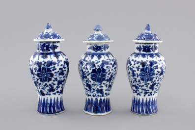Three small blue and white Chinese porcelain vases and cover, 18/19th C.