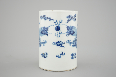 A brush pot with dragons in blue and white Chinese porcelain, 19th C.