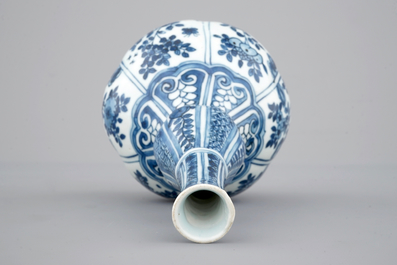 Un vase double gourde, &eacute;poque Wan-Li, Dynastie Ming (1573-1619)