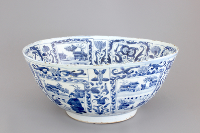 Een grote blauw-witte kom in kraakporselein, Ming dynastie, Wan-Li (1573-1619)