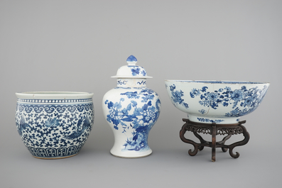 Blue and white Chinese porcelain: A large Qianlong punchbowl, a fish bowl and a vase with cover, 19th C.