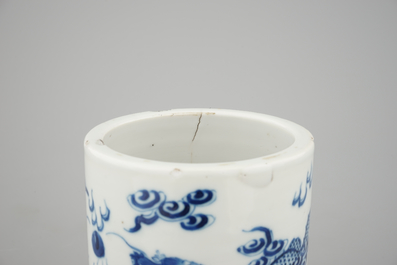 A brush pot with dragons in blue and white Chinese porcelain, 19th C.