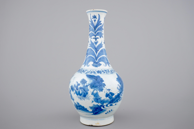 A blue and white Chinese porcelain bottle vase, Transitional, 17th C.