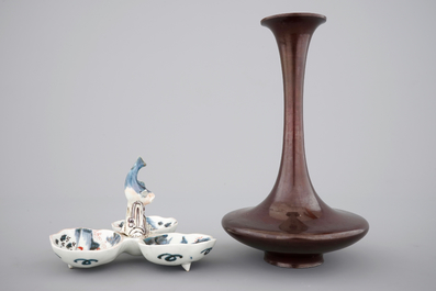 A fine Japanese bronze vase, 19th C. and an Imari spice box with dolphin finial, 17/18th C.