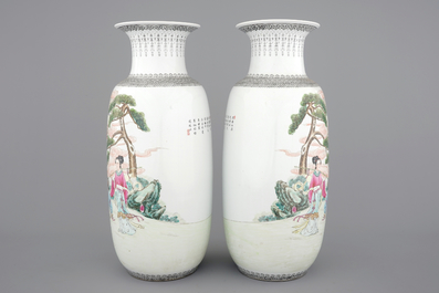 A tall pair of Chinese porcelain famille rose vases, Jingdezhen, 20th C.