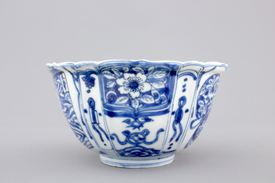 A Chinese blue and white kraak porcelain crow cup, Wan-Li, Ming Dynasty