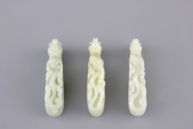 A set of 3 fine pale celadon jade belt hooks, 18/19th C.