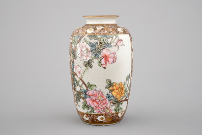 A fine gilt-marked Japanese satsuma porcelain vase, 19th C.