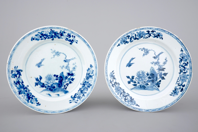 A group of 4 Chinese vases and 2 blue and white plates, 18/19th C.