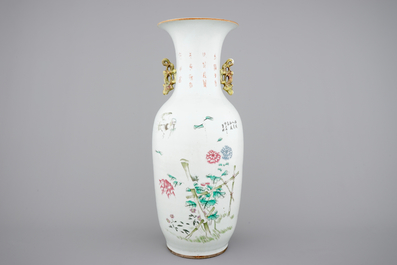 A Chinese famille rose porcelain vase decorated on both sides, 19/20th C.