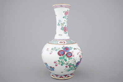 A Chinese famille rose porcelain bottle-shaped vase, 19th C.