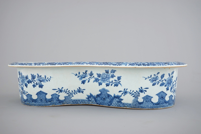 A blue and white Chinese export porcelain bidet on stand, Qianlong, 18th C.