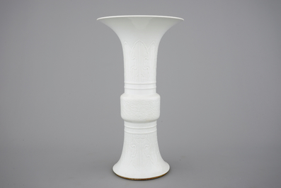 An elegant relief-decorated blanc de Chine porcelain beaker vase, 18/19th C.