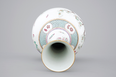A Chinese famille rose porcelain bottle-shaped vase, 19th C.
